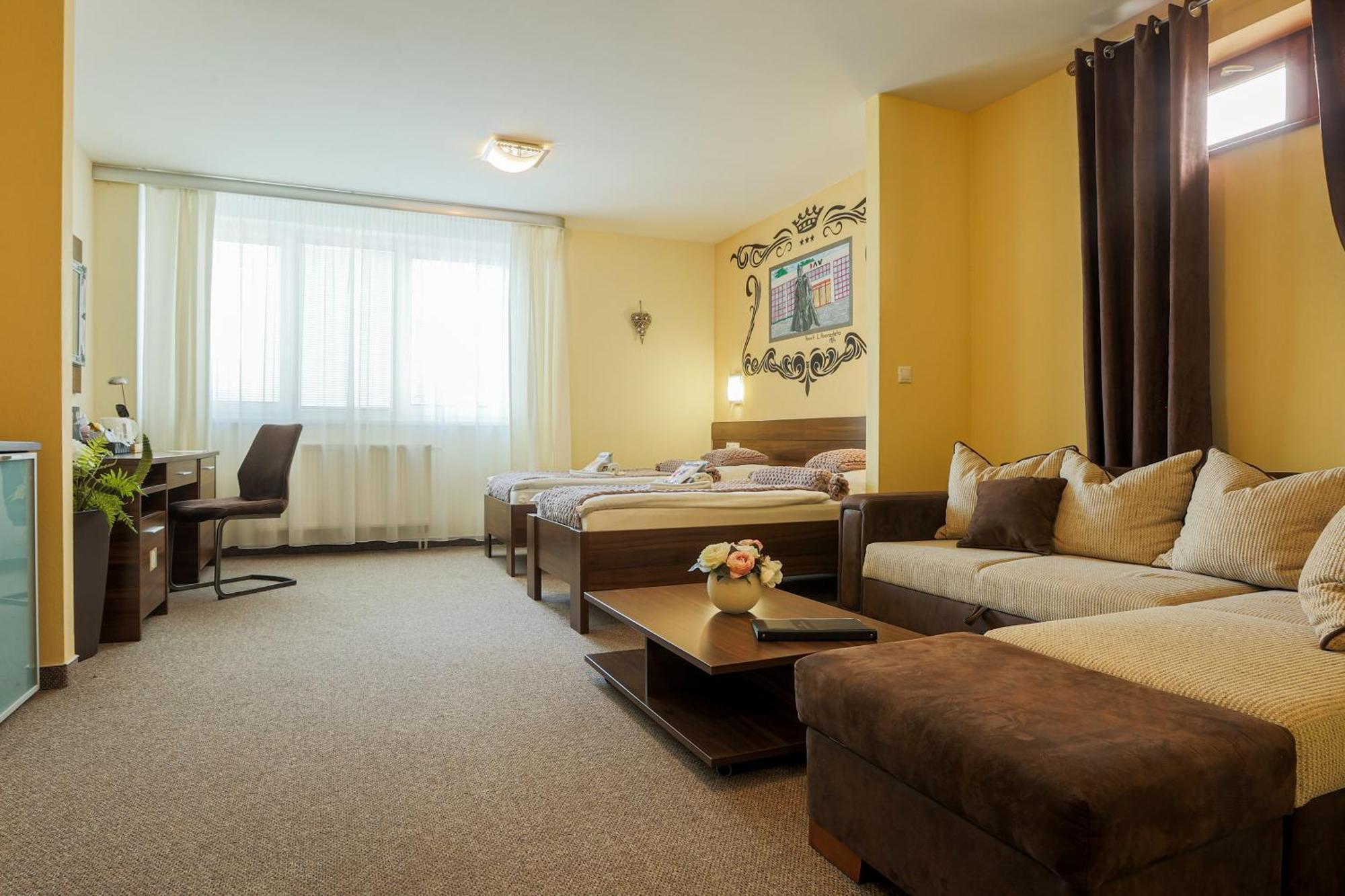 Grand Hotel Senica, Garni Exteriör bild