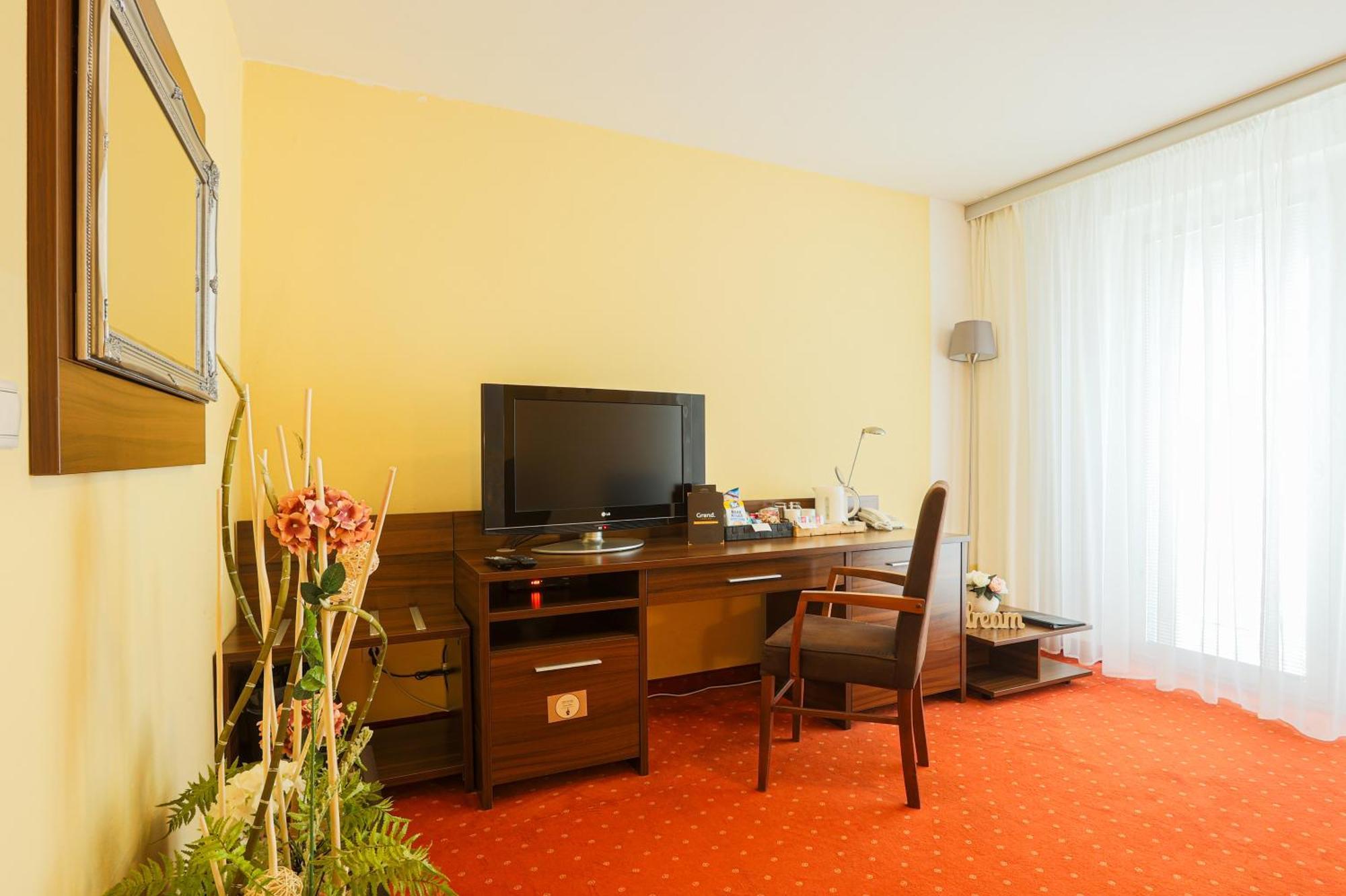 Grand Hotel Senica, Garni Exteriör bild