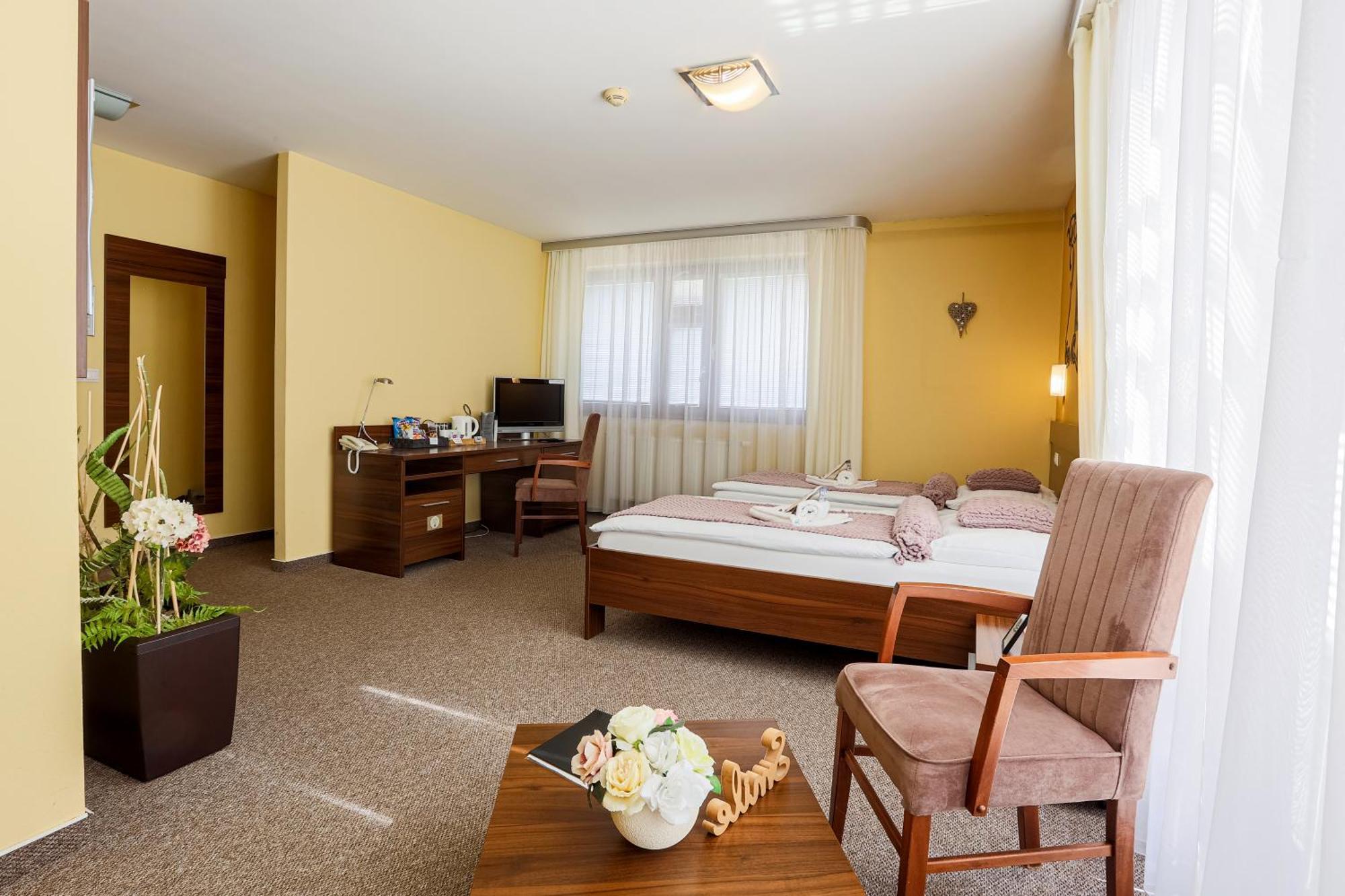 Grand Hotel Senica, Garni Exteriör bild